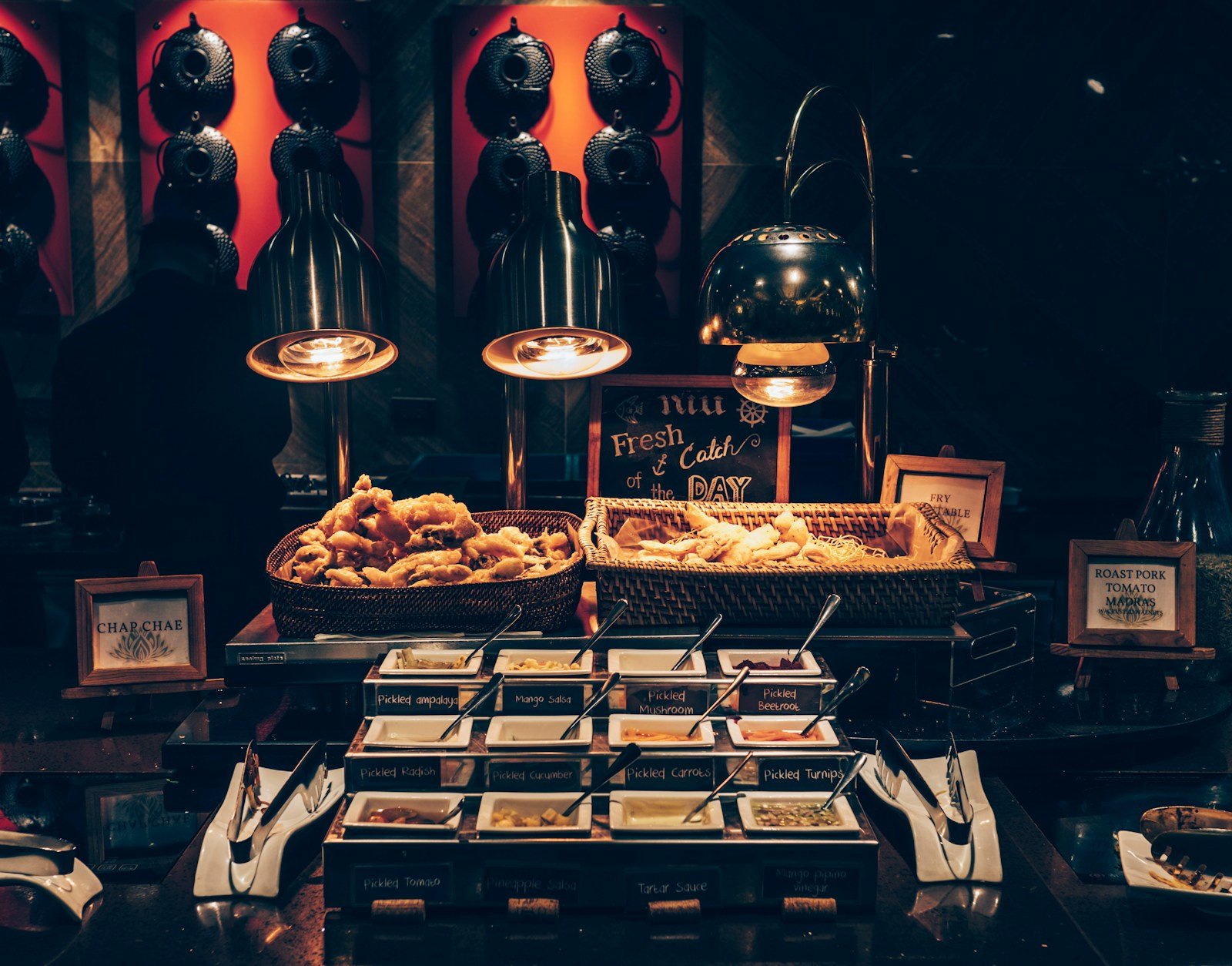 Tables dressées et buffet dans l'ambiance chaleureuse d'un dîner-spectacle