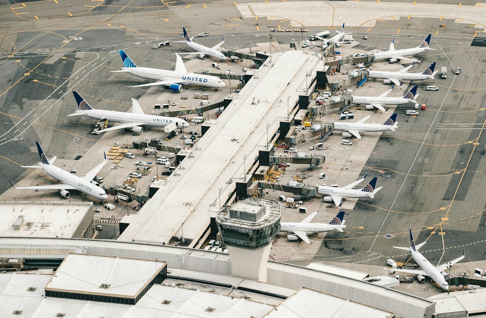 Tarmac d'aéroport avec avions à la tombée de la nuit