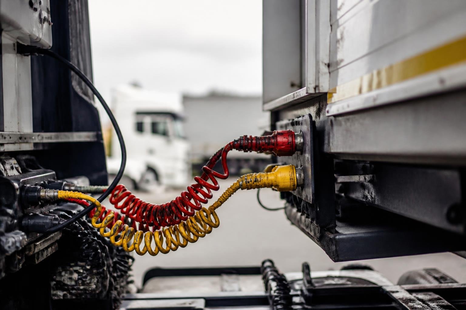 Têtes d'accouplement rouge et jaune reliant un tracteur routier à sa remorque