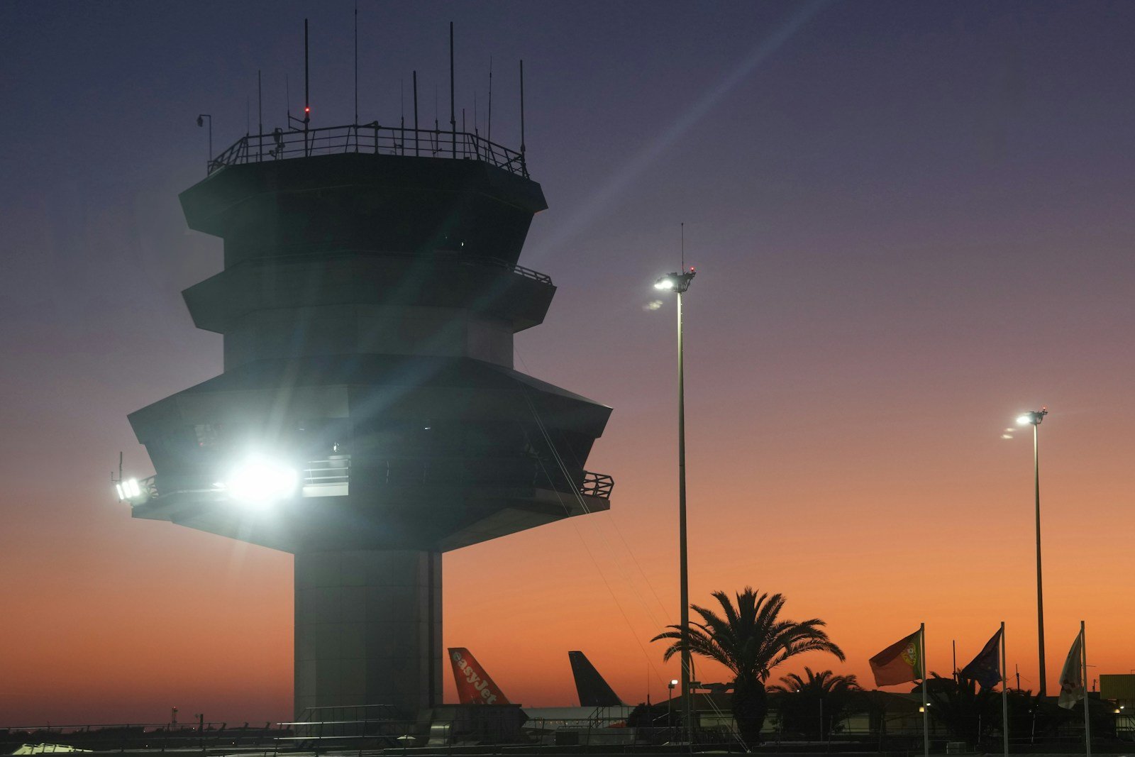 Tour de contrôle d'aéroport éclairée la nuit