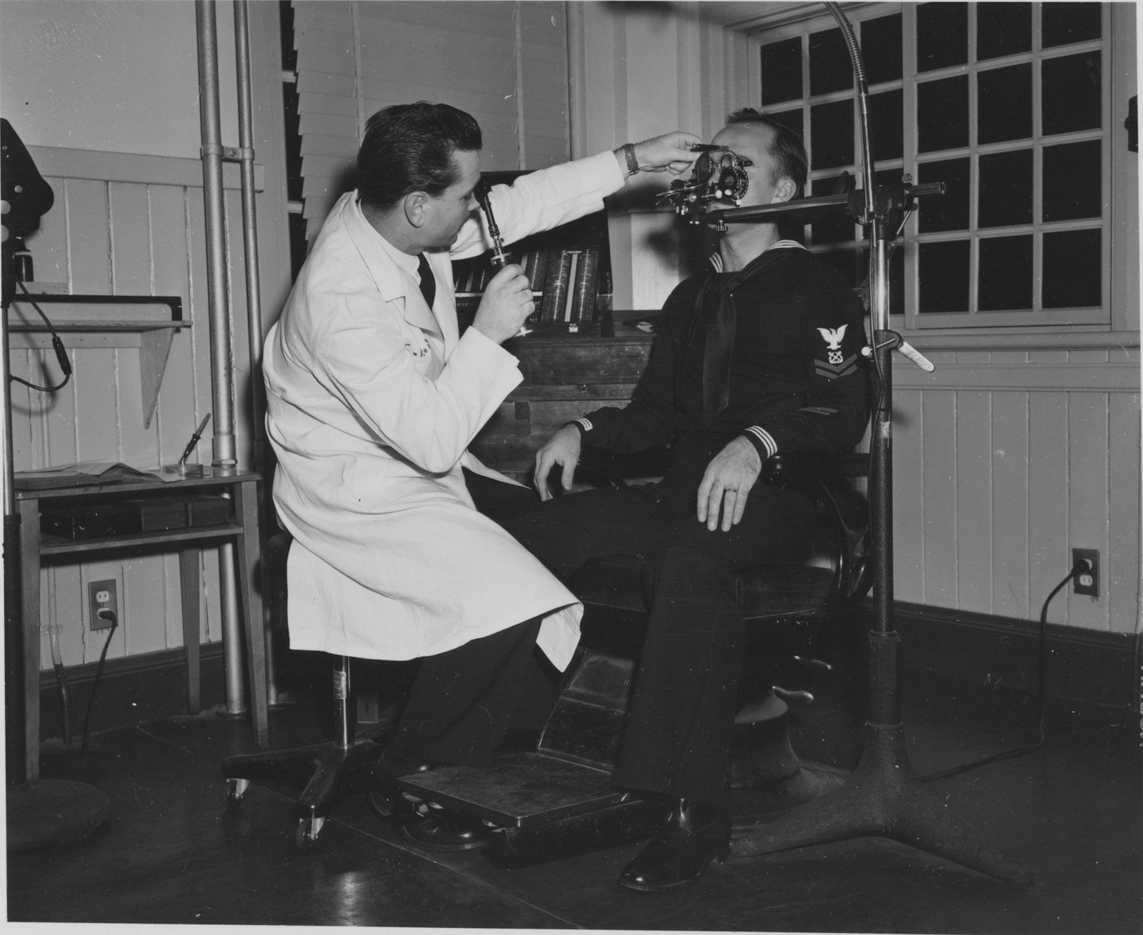 Un dermatologue examine la peau d'un patient au dermatoscope dans un cabinet lumineux