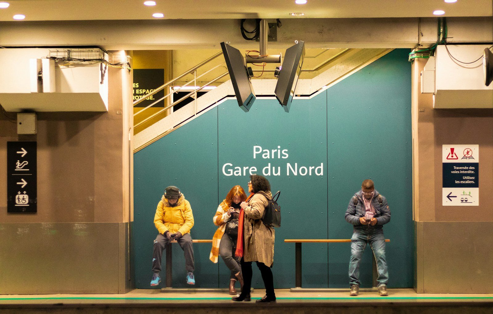 Un quai de la gare d'Alès avec ses voyageurs