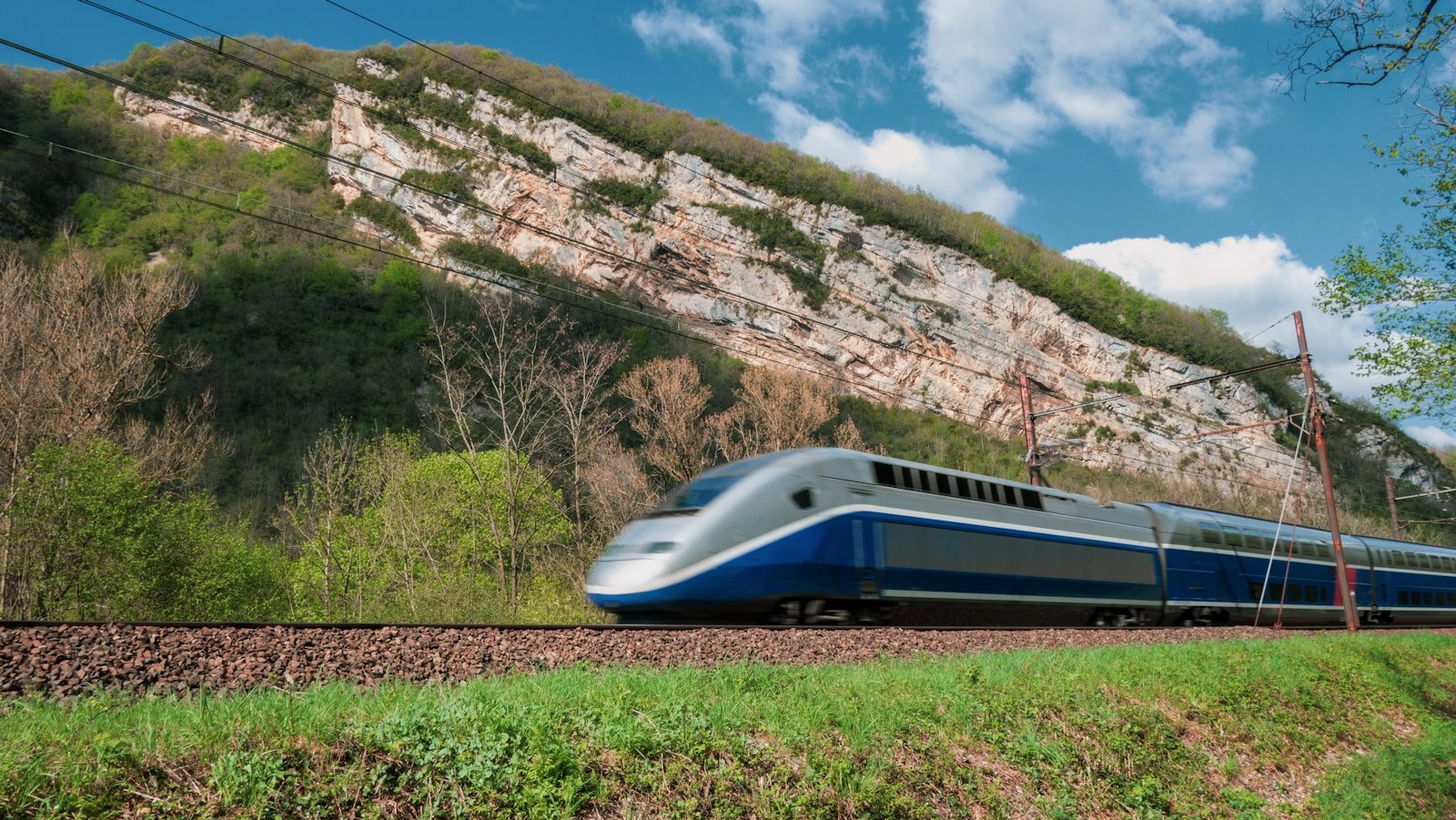 Un TER liO sur la ligne des Cévennes, dans la vallée