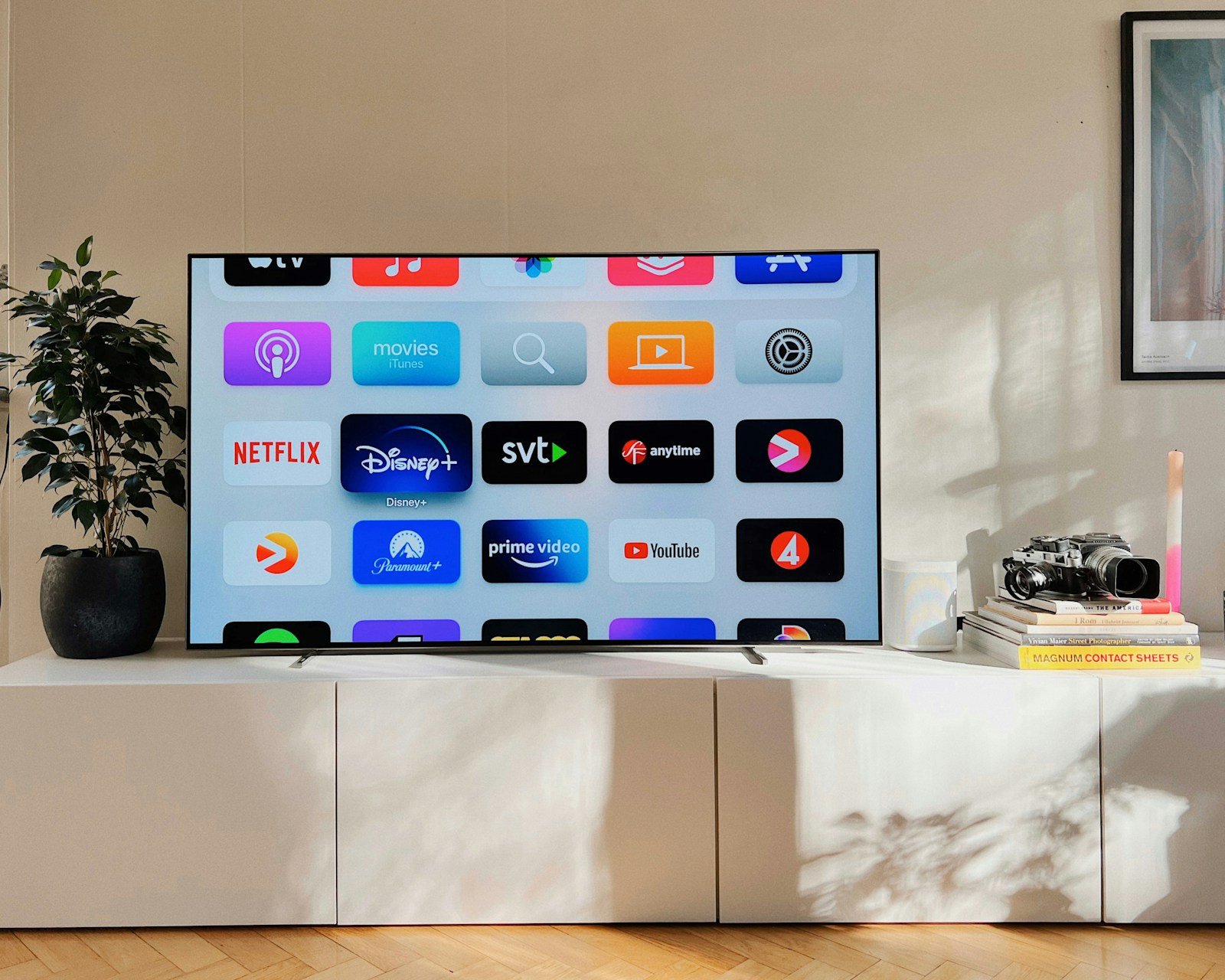 Une box fibre reliée à un décodeur et un téléviseur au salon