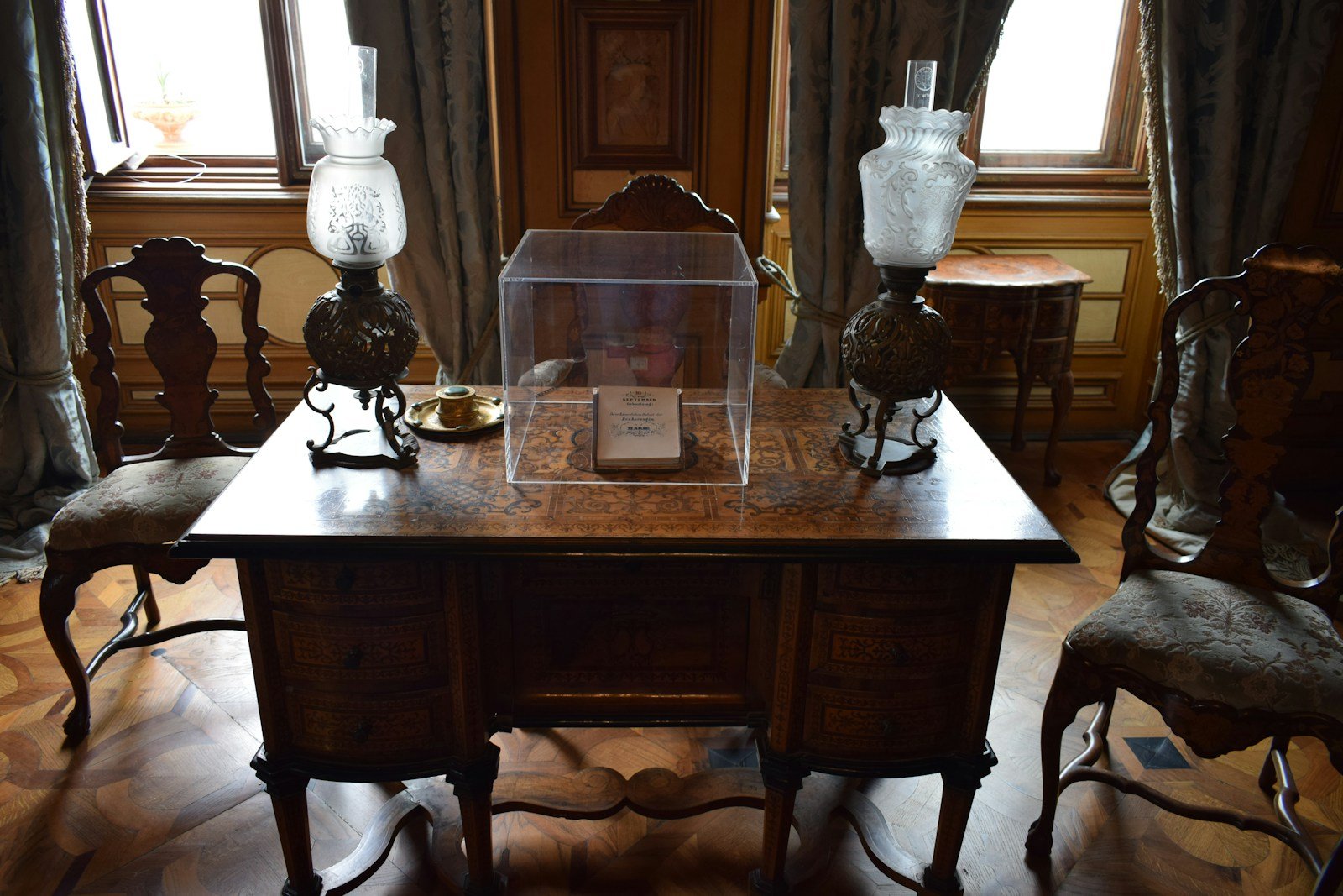 Une des salles du Musée du Désert, présentant objets et documents d'époque