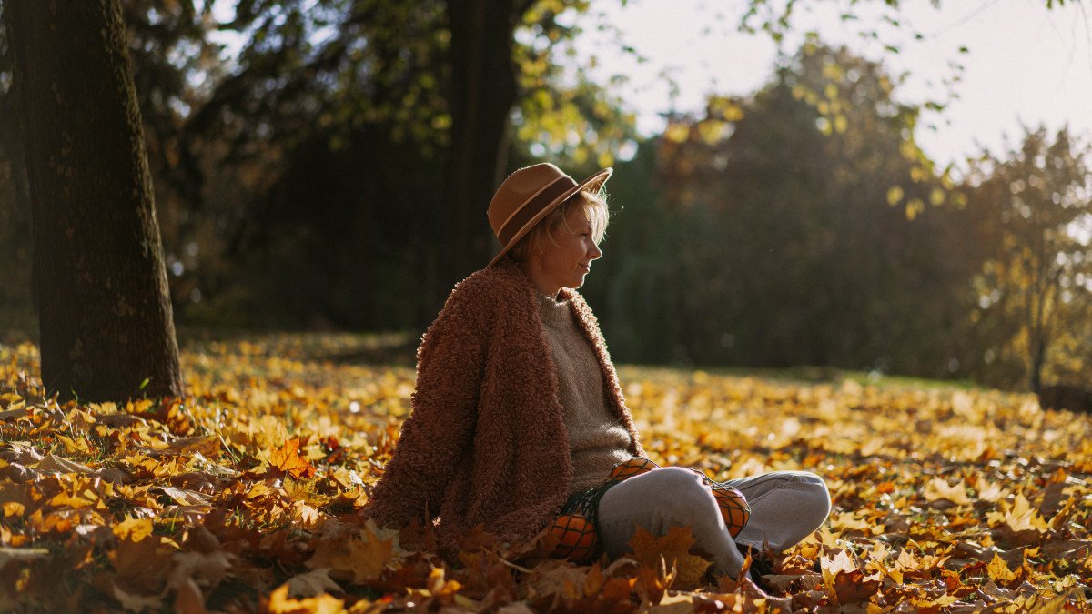 une jeune femme profite de la nature à l'automne