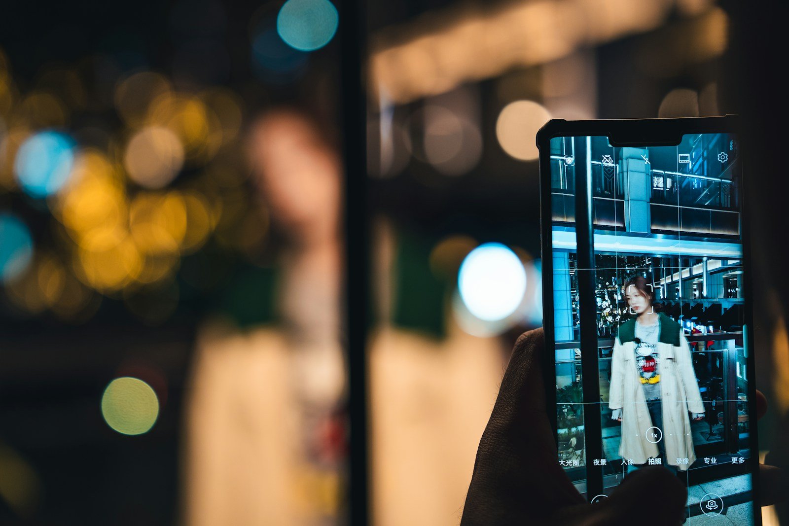 Une personne cherche une pharmacie de garde sur son smartphone le soir