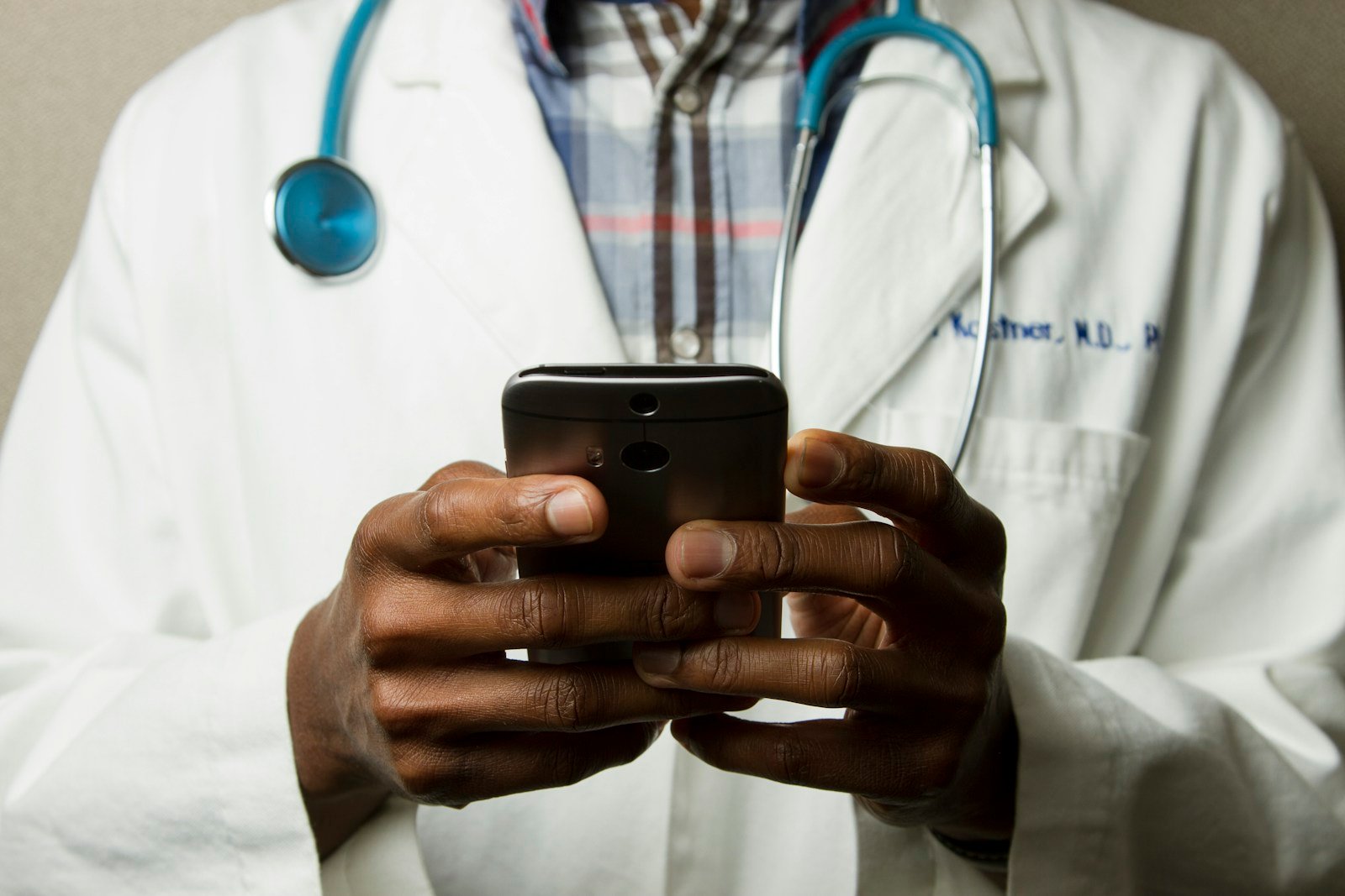 Une personne prend un rendez-vous médical sur son smartphone