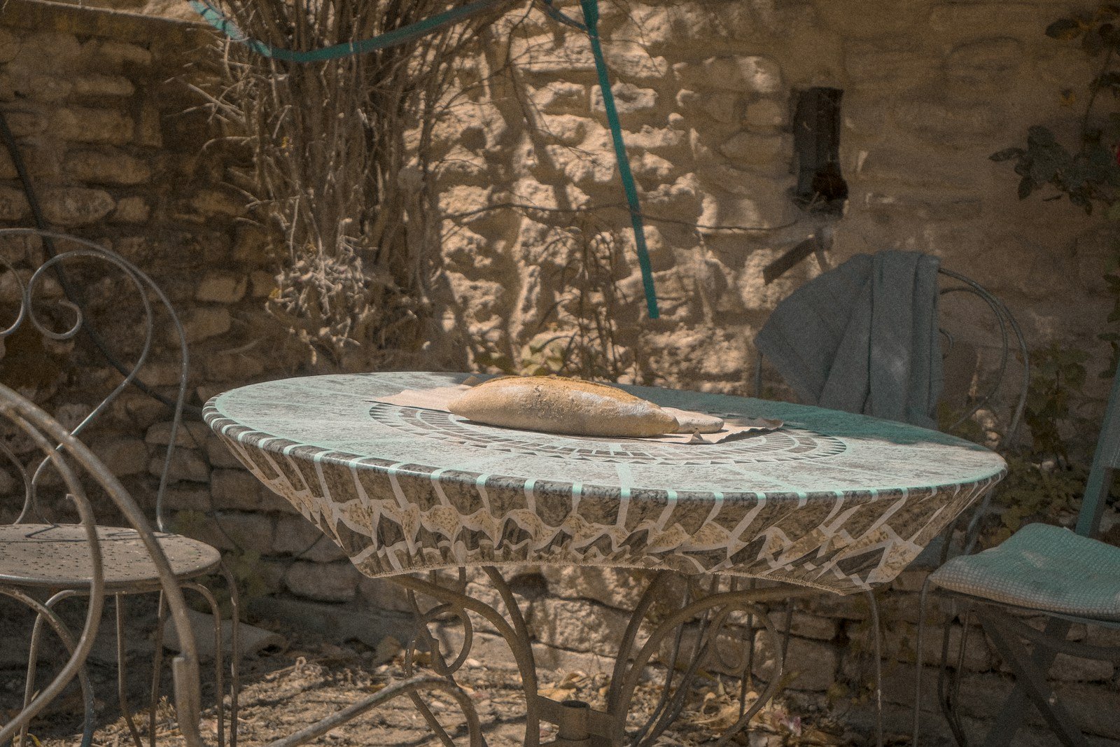 Une table simple et généreuse, illustration de l'art de se contenter