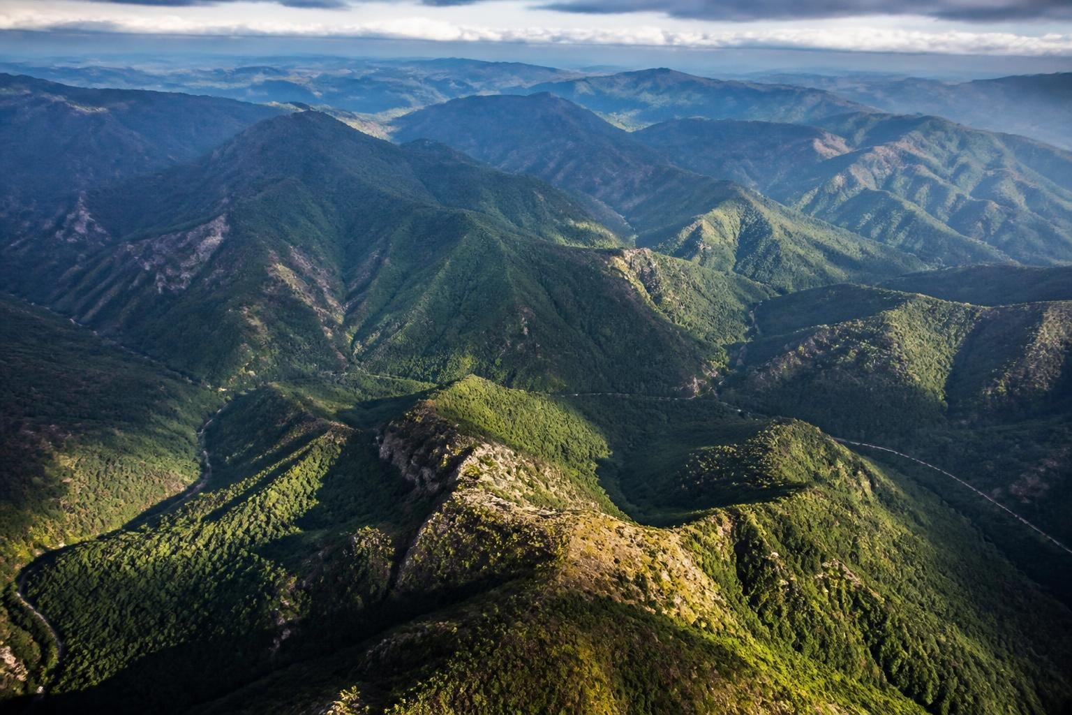 Vue aérienne des vallées et des crêtes des Cévennes, au cœur du massif