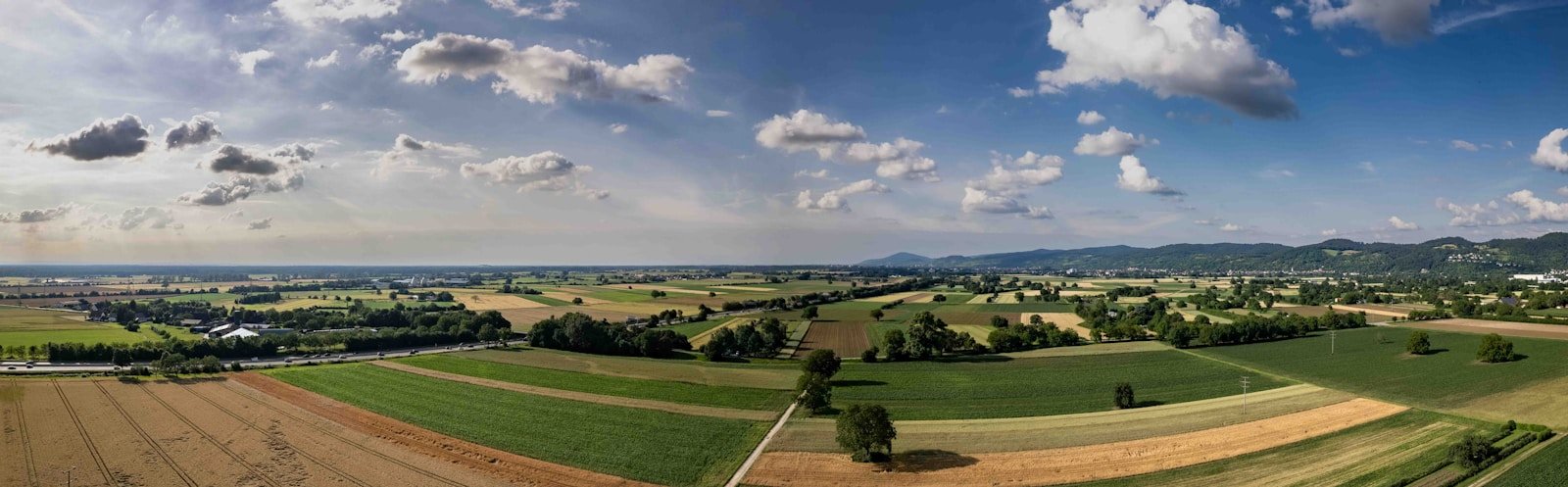 Vue panoramique de Vézénobres perché au-dessus de la plaine du Gardon